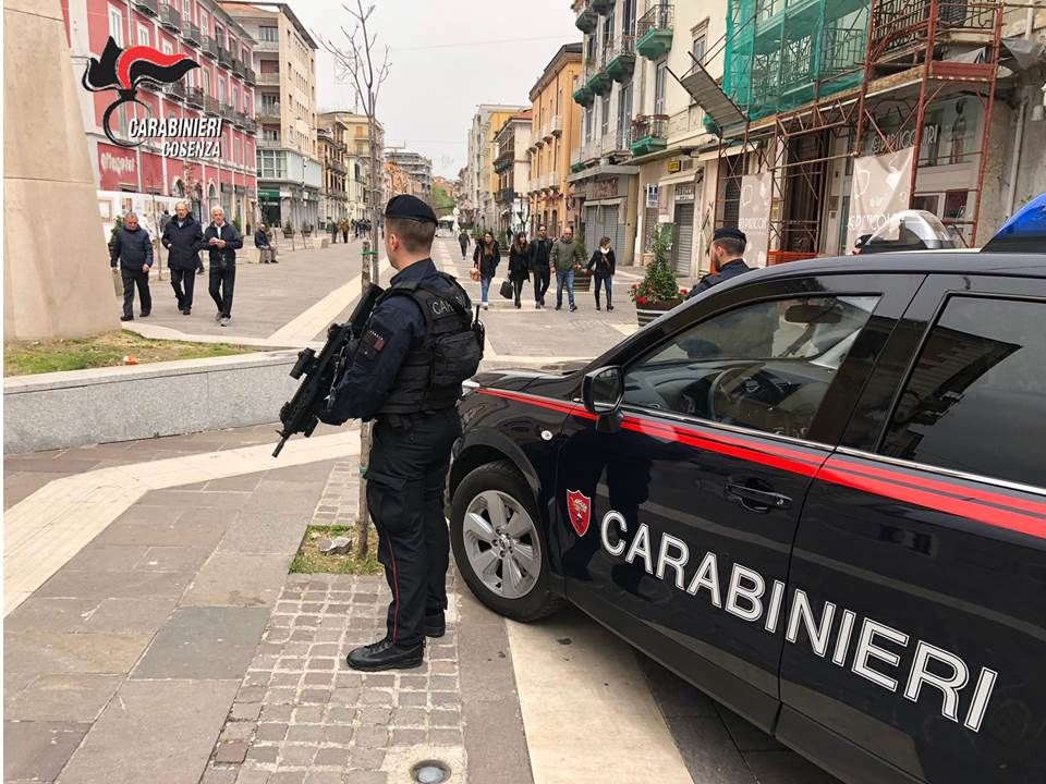 Fucile e droga in un magazzino nel centro storico di Cosenza