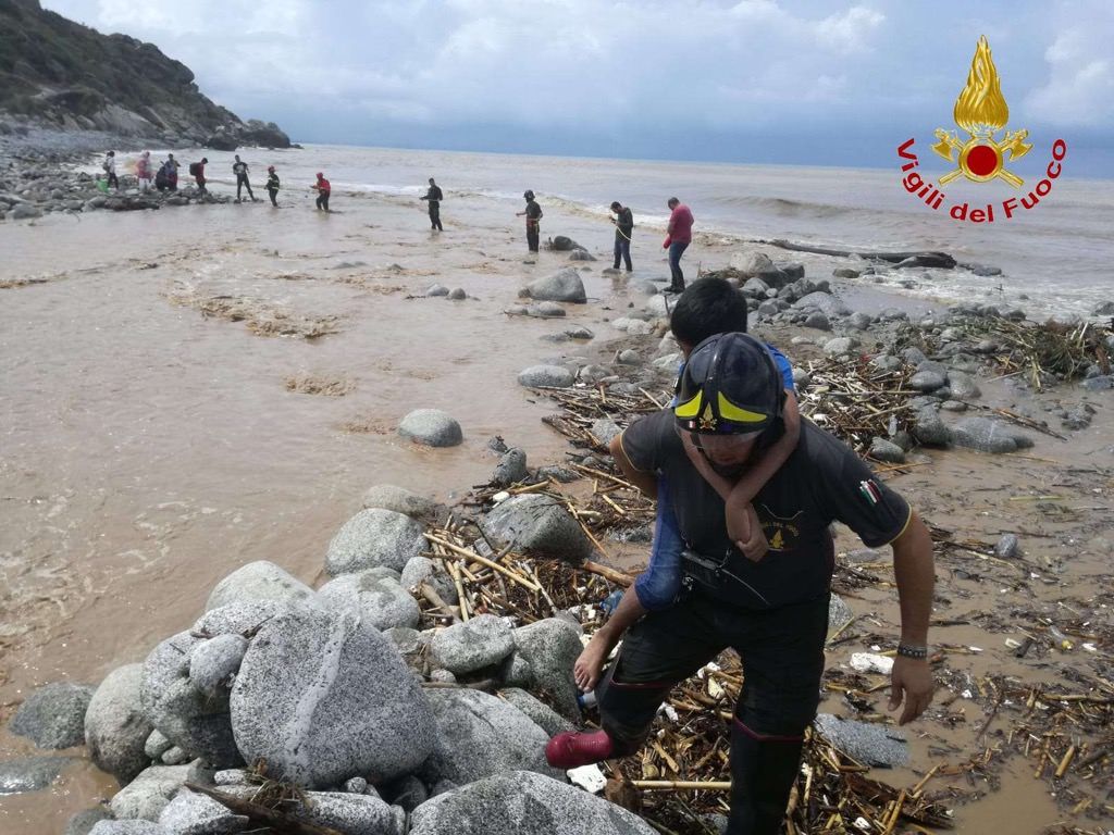 «Sembravate tanti papà eroi», la lettera di Ginevra ai vigili del fuoco