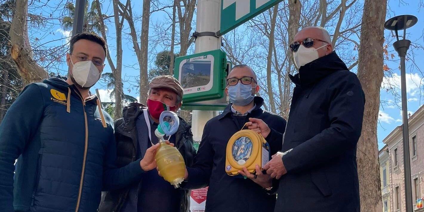 Cosenza, consegnato al sindaco Caruso il primo dei 10 fibrillatori a tutela della salute