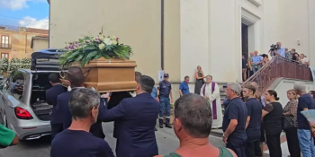 «Giustizia per Antonio». A Fuscaldo l’ultimo saluto ad Antonio Perrotta, morto dopo il pestaggio a Sangineto