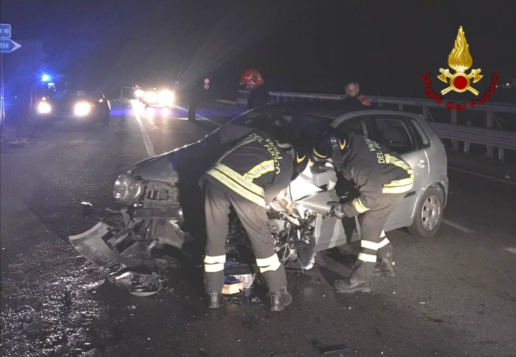 Grave incidente sulla statale 106 a Crotone, feriti i due conducenti