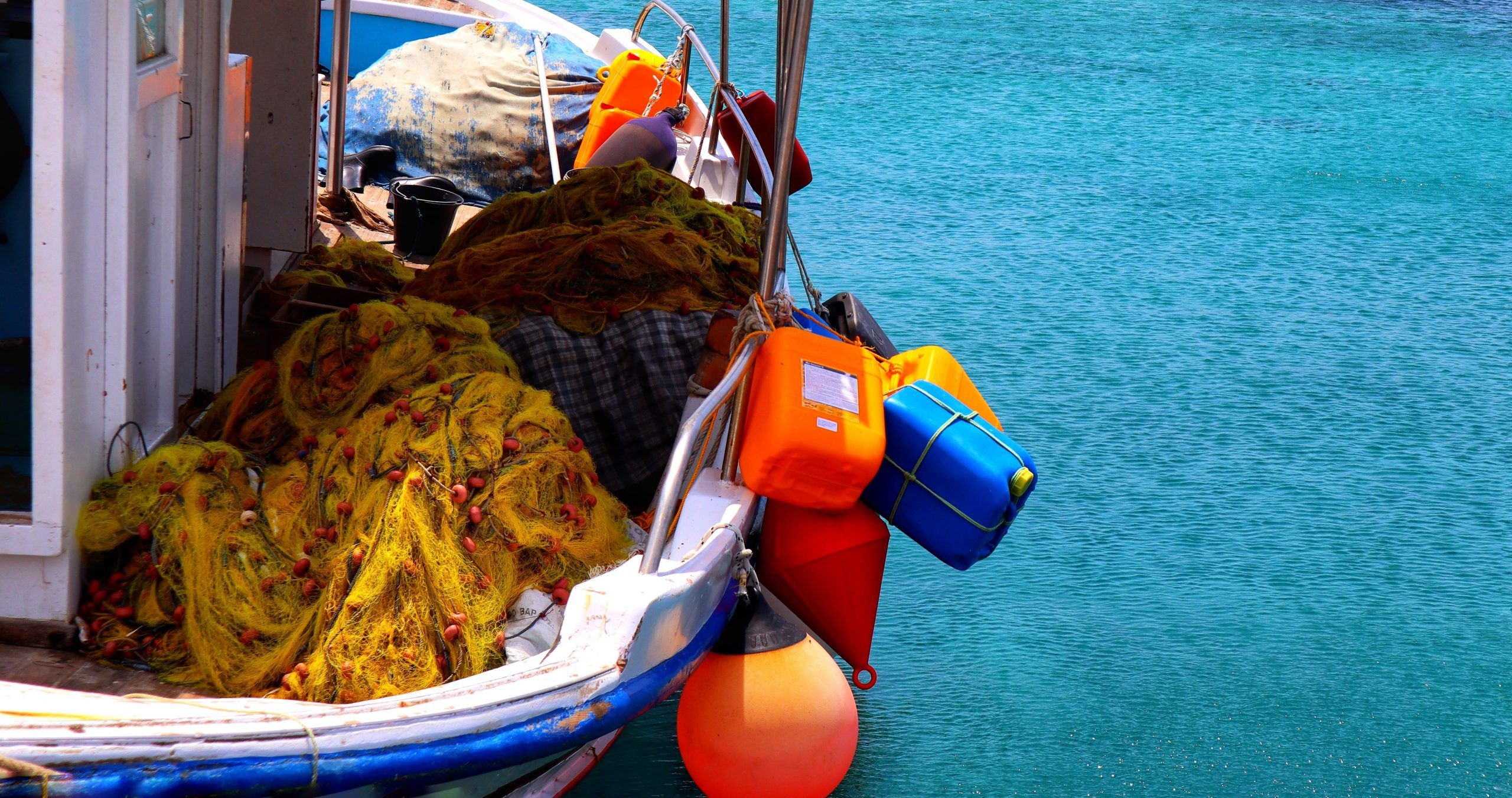 Caro carburante, remi in barca per i pescherecci ormeggiati nel porto di Corigliano mentre a «Bruxelles dormono»