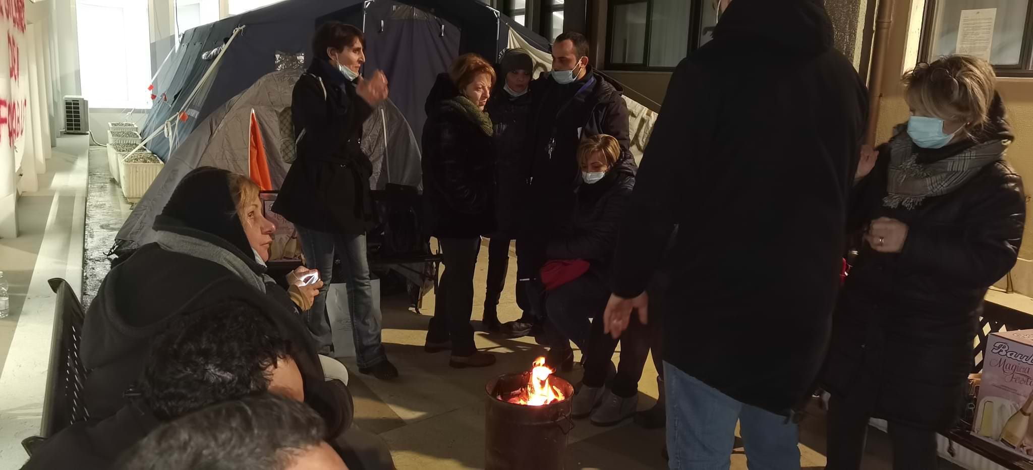 «La lotta non si ferma». Continua il presidio dell'Usb per il Sant'Anna