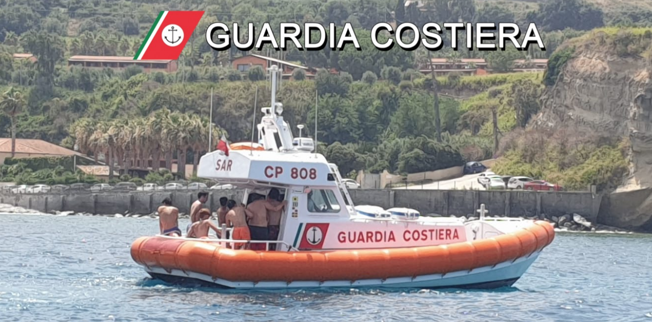 Barca affonda a Briatico, giovani salvati dalla Guardia Costiera di Vibo