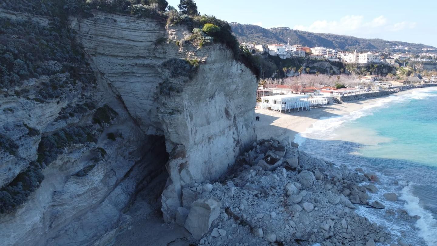 Nuovo crollo all’Isola di Tropea, precipitano giù massi dal costone