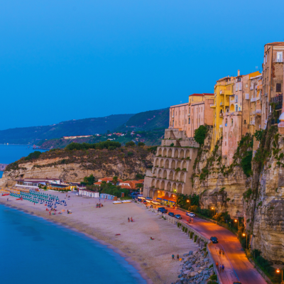 Tropea accoglie già i primi turisti. La «sfida vinta» della destagionalizzazione e i timori per l’erosione