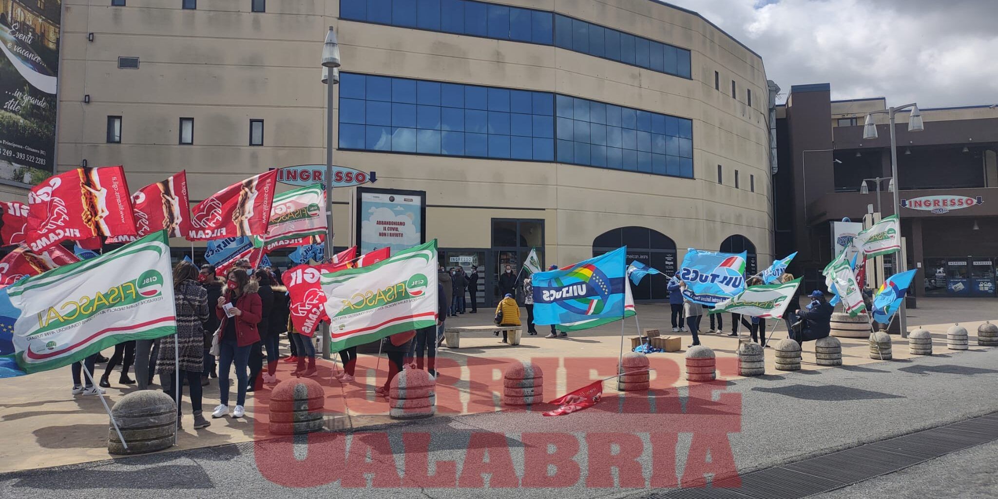 Dal lockdown alla chiusura: al “Due mari” la protesta dei lavoratori Carrefour, da mesi senza stipendio – INTERVISTE