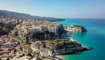 Da Tropea a Praia a Mare, la Calabria domani ancora protagonista su Rai1