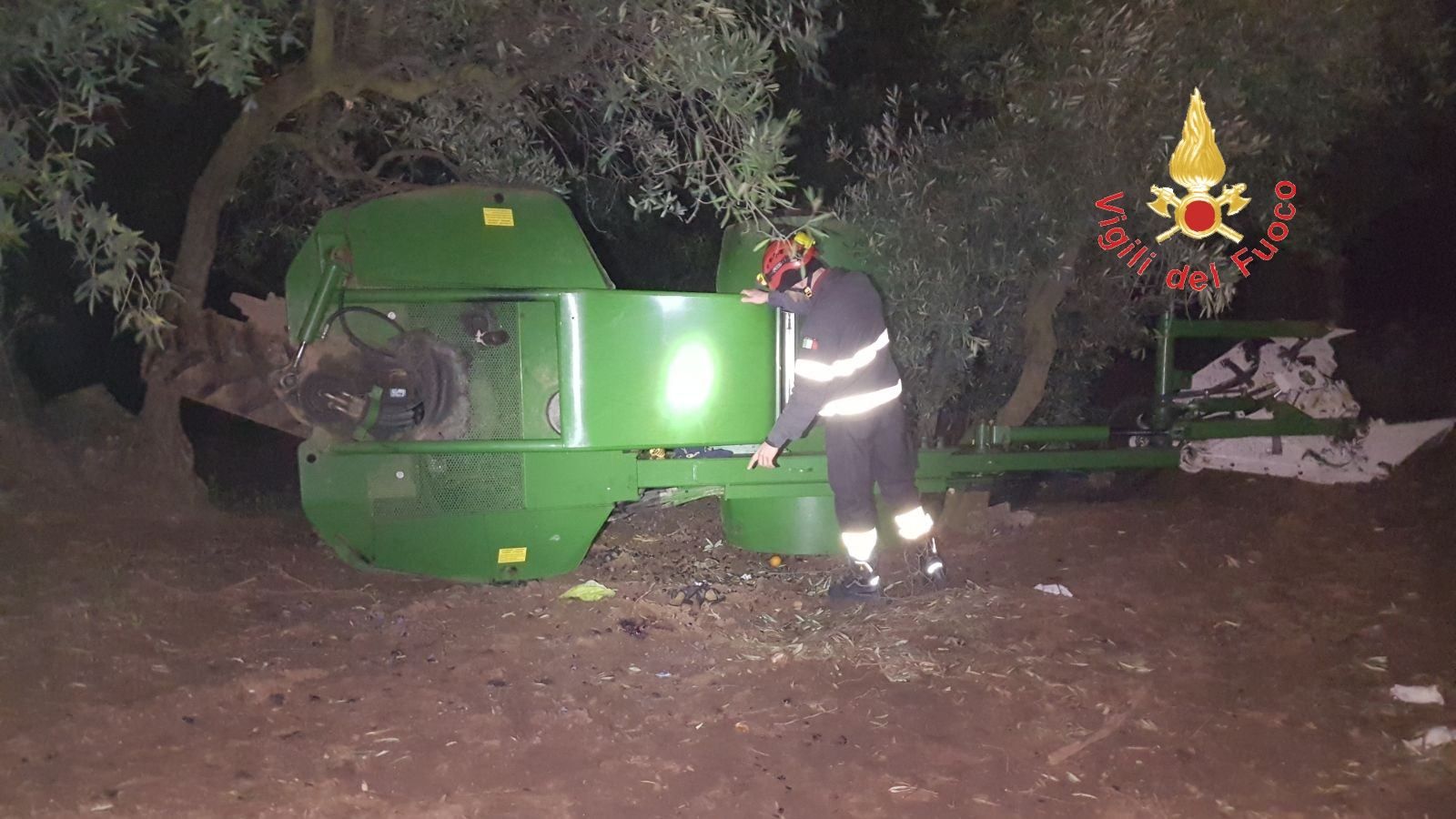 Si ribalta un trattore, un morto a Maida