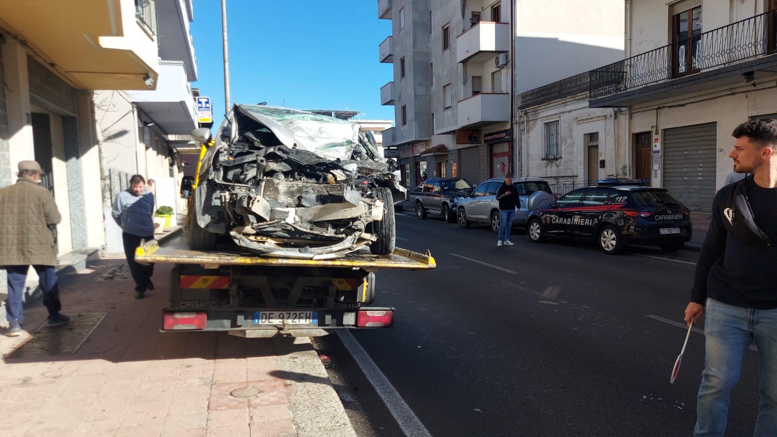 Scontro tra auto e camion sulla statale 106 ad Ardore, un ferito grave – VIDEO