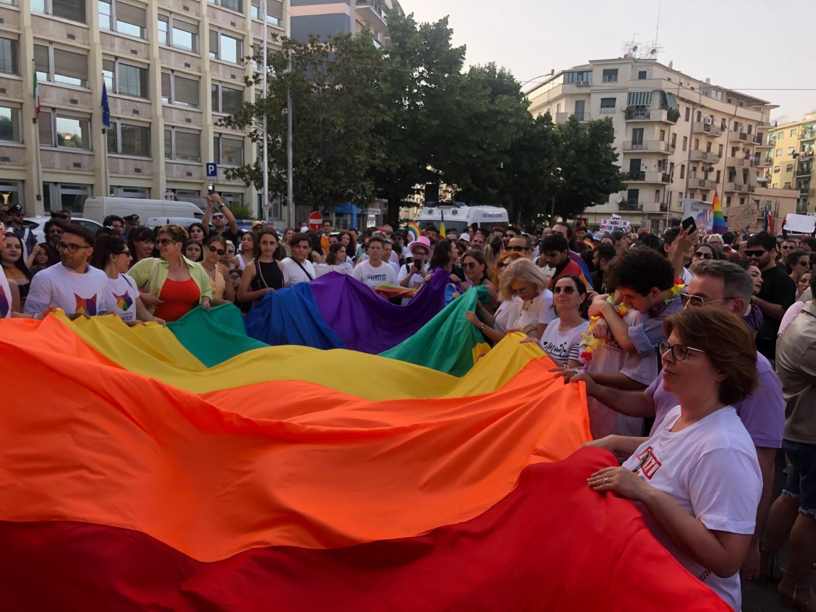 Torna il Cosenza Pride dopo 7 anni, il corteo colorato sfila tra le via della città – FOTO