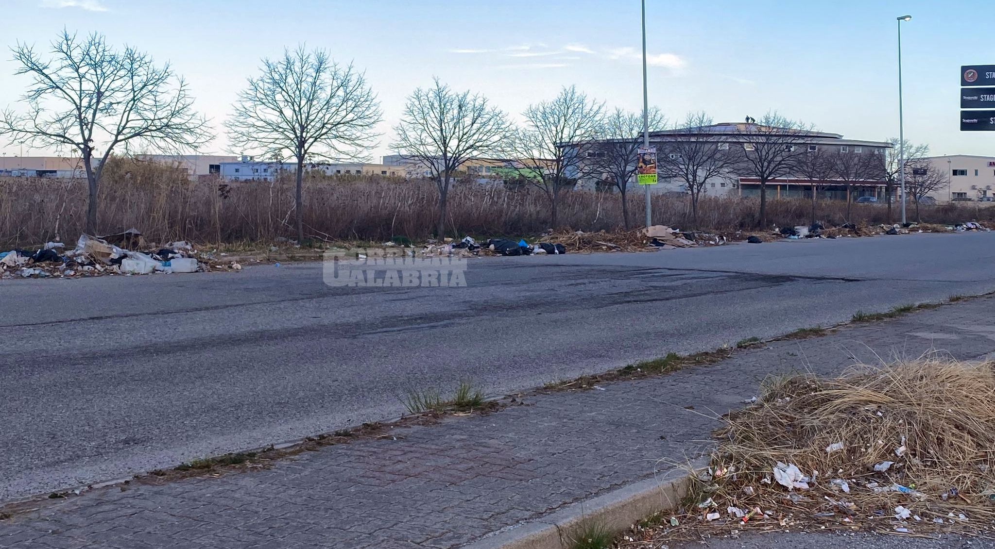 Rifiuti Crotone, bocciate due mozioni in Consiglio comunale. Il comitato: «Una pagina nera»