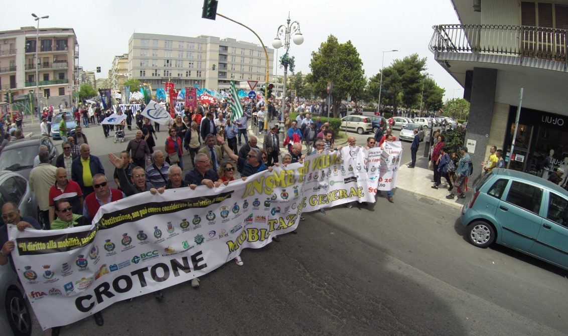 Crotone in piazza per l'aeroporto – VIDEO