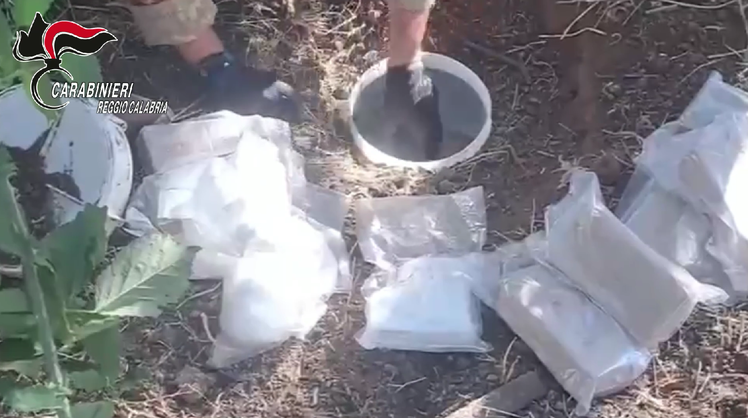Fusti pieni di droga nascosti sottoterra: maxi sequestro a Gioiosa Ionica – VIDEO