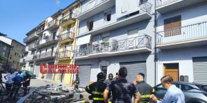 Esplosione per una fuga di gas in una palazzina di San Giovanni in Fiore: due feriti gravi – VIDEO