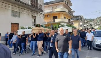 Gioiosa Ionica: l’ultimo saluto a Maria Sophie, Grace Fatima e papà Vincenzo
