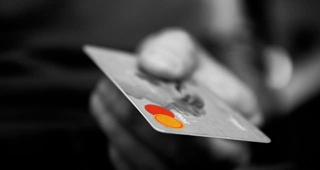 Utilizza carta di credito rubata a Lamezia, 54enne denunciato