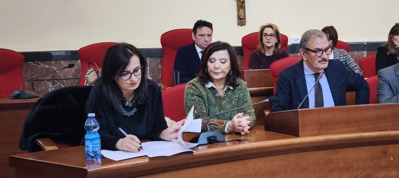 Vibo, Romeo vicino al rimpasto: si dimette anche l’assessore al Bilancio Pina Puntillo