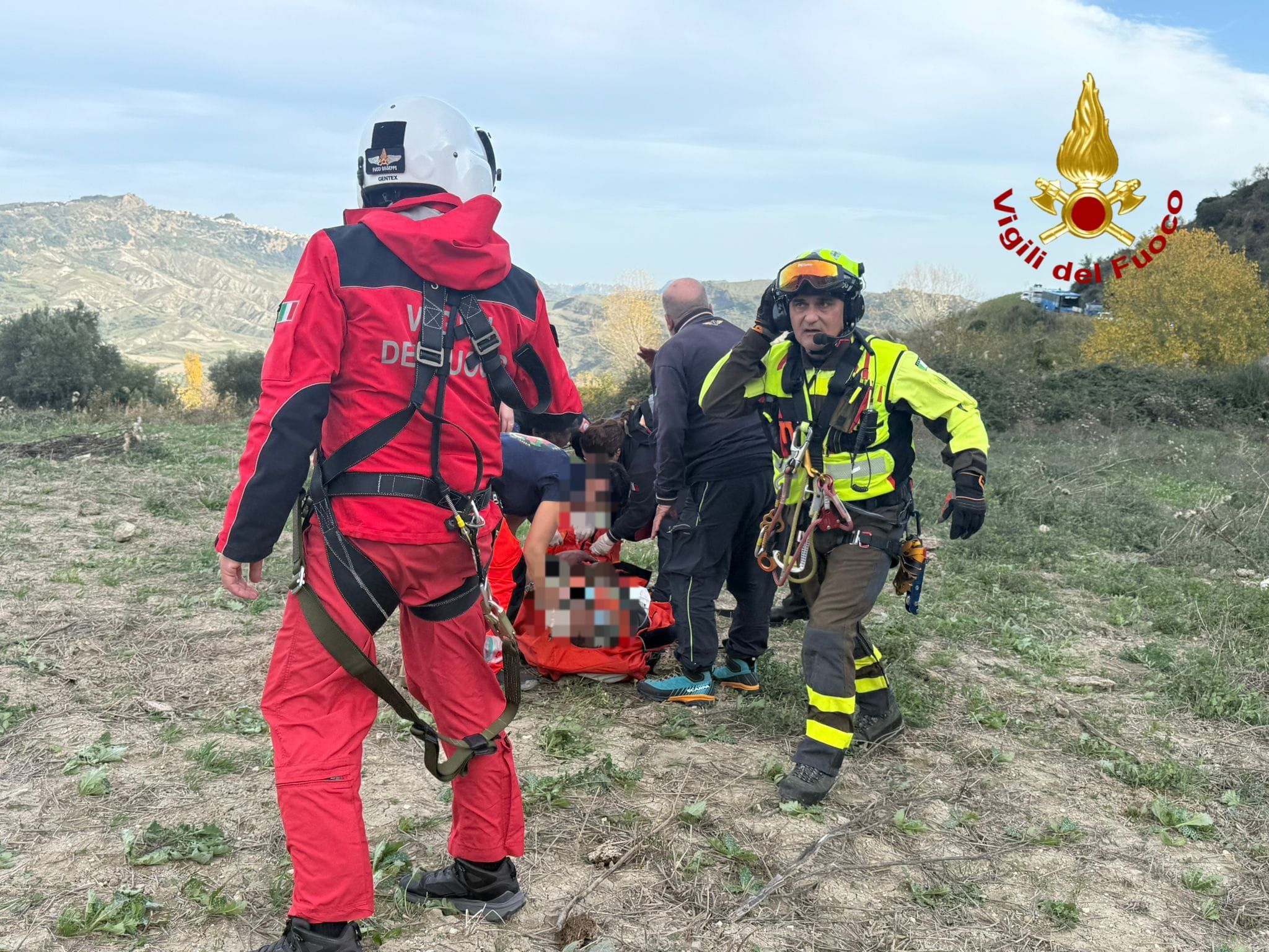 Trattore precipita in un burrone, drammatico bilancio nel Crotonese: 2 morti e un ferito – FOTO E VIDEO