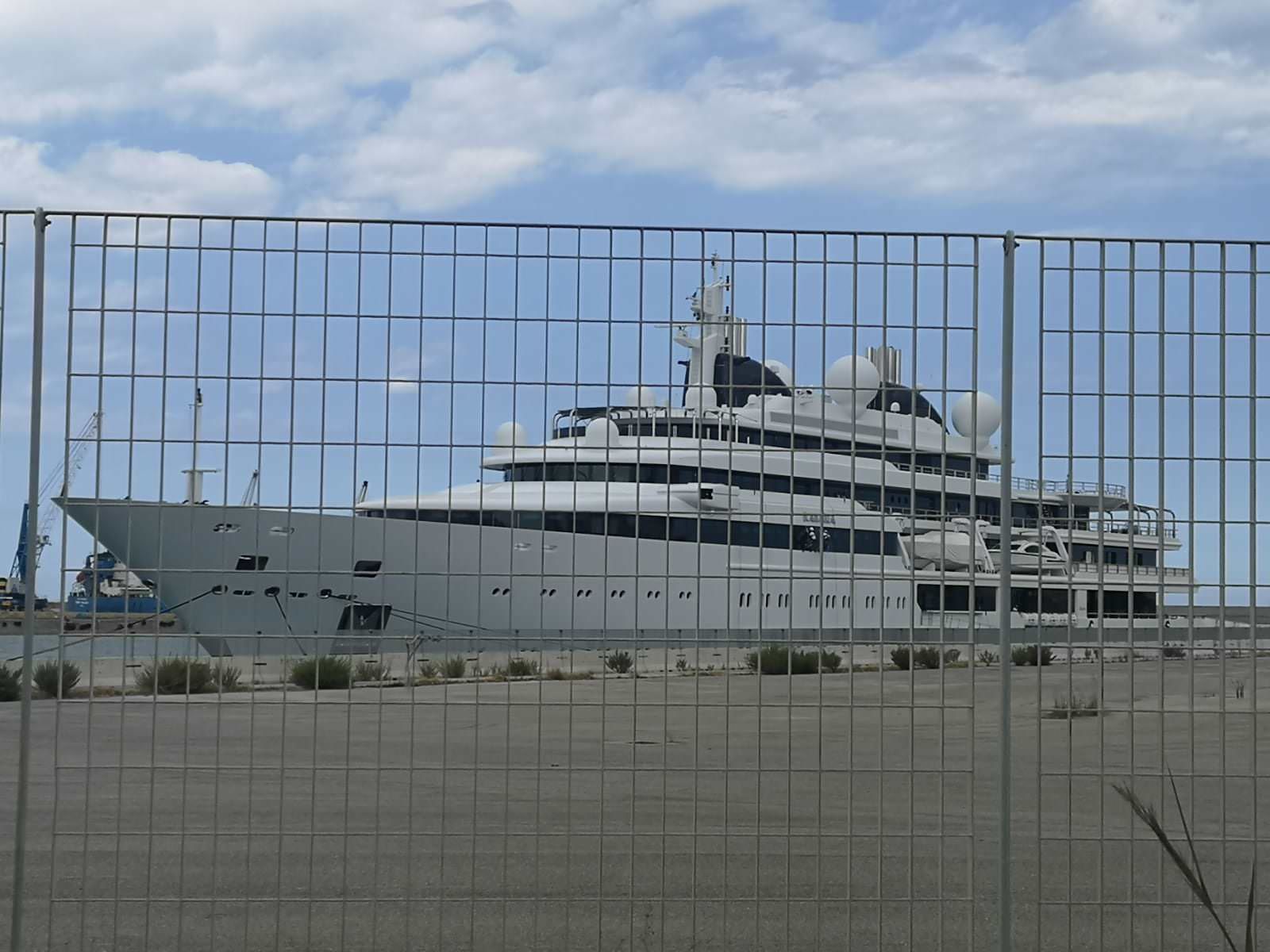 Il super yacht dell'ex emiro del Qatar fa tappa a Crotone