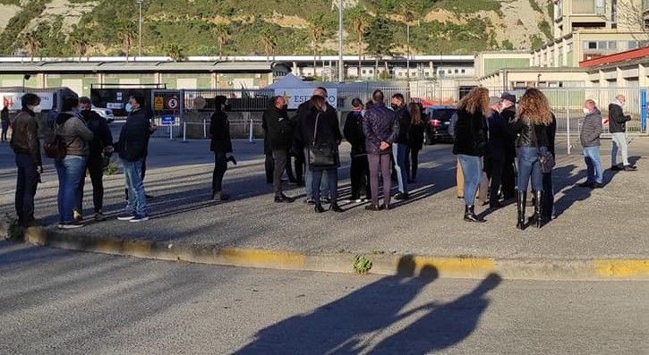 Cosenza, sit-in all’ospedale da campo. «E’ costato un milione di euro, si occupi dei malati Covid» – VIDEO