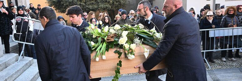 Funerali di Giovanna Pedretti, il parroco: «Illazioni come macigni»