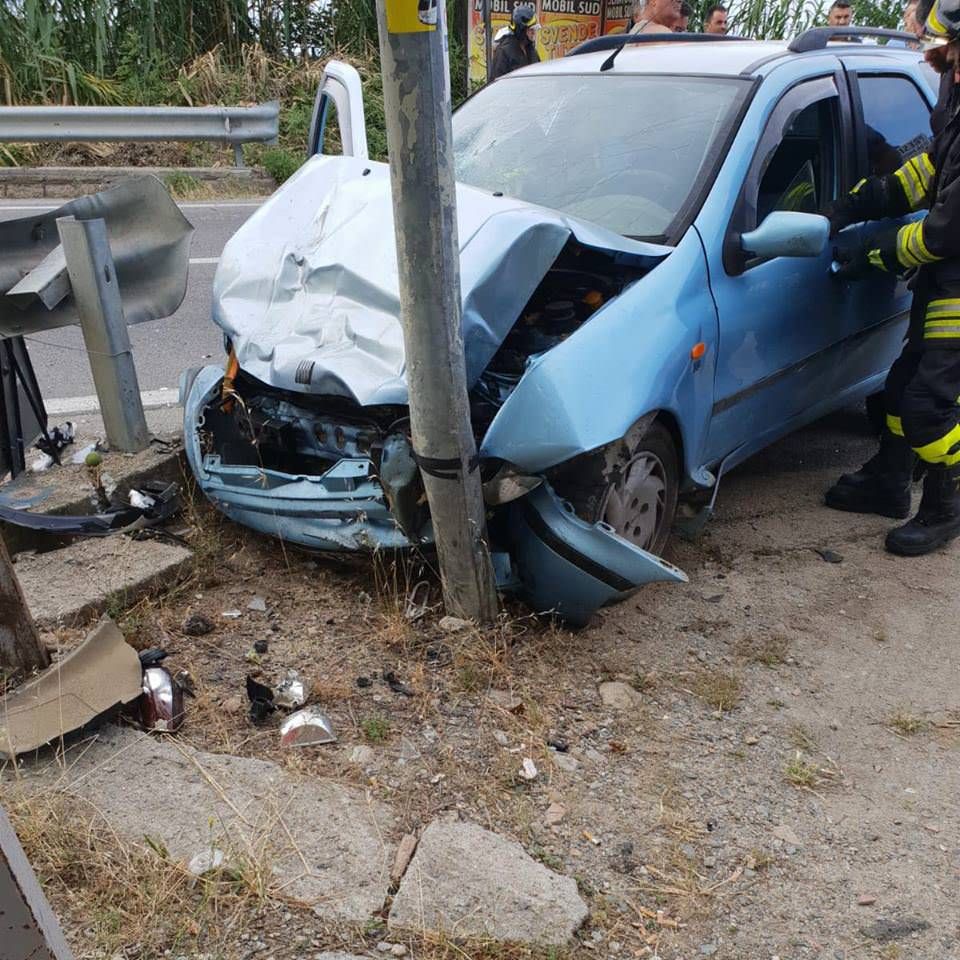 Scontro sulla 106 a Rossano, ferito un bambino