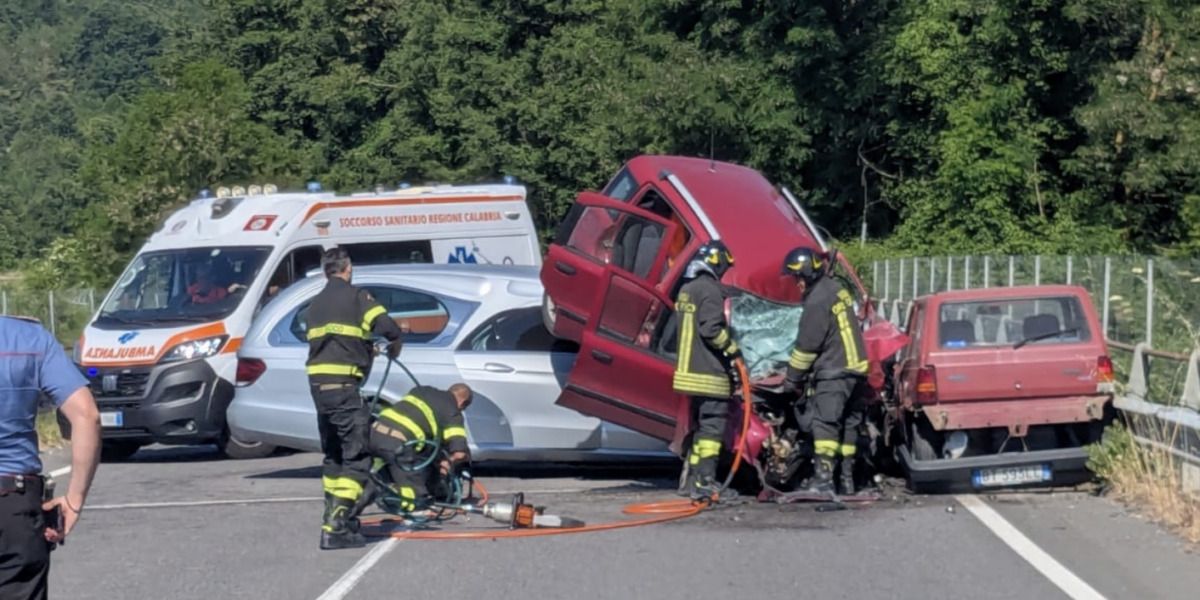 Tragico incidente sulla statale 616 nel Cosentino: un morto e cinque feriti