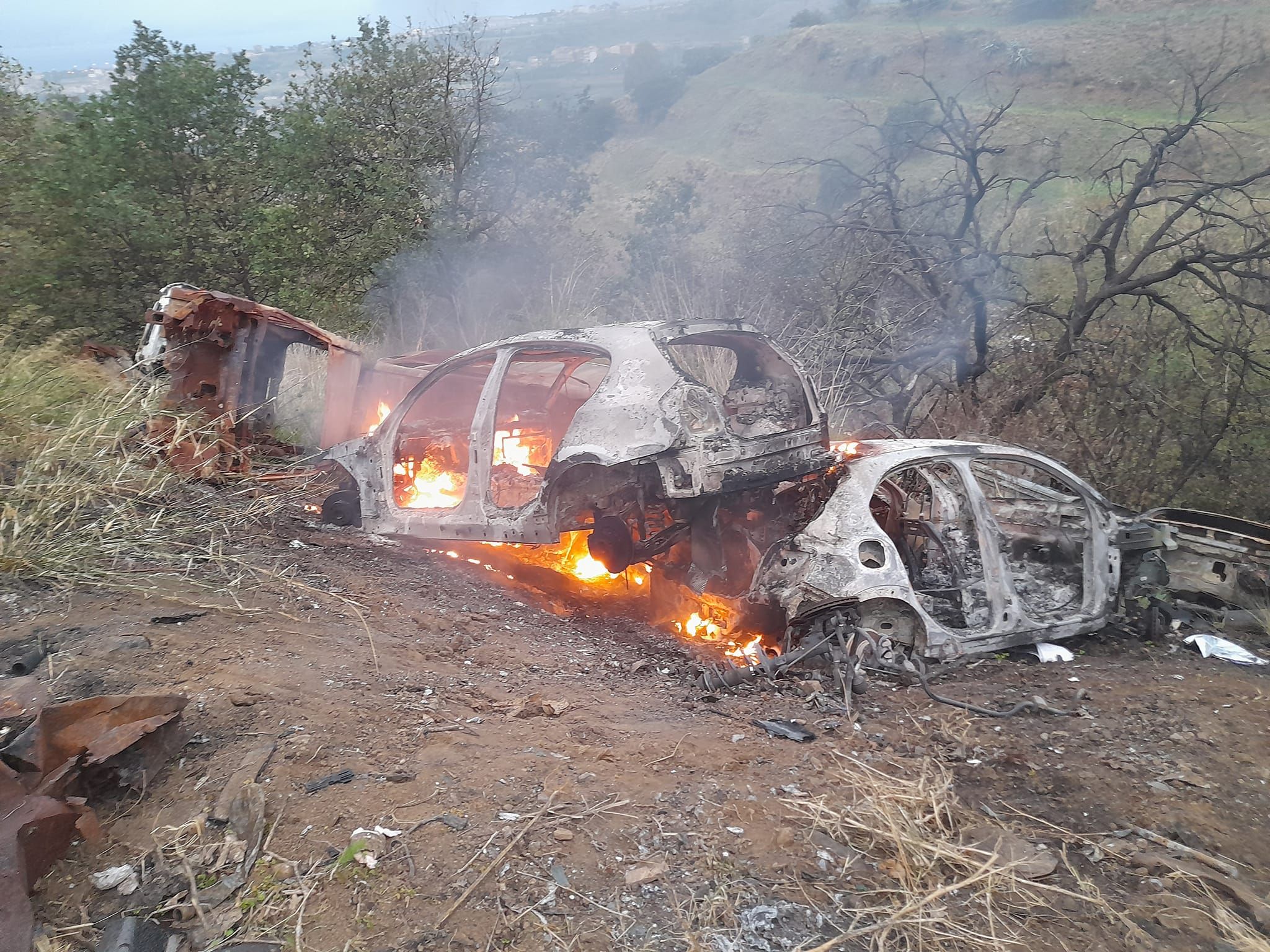 Reggio, ad Arghillà è ancora emergenza: carcasse di auto in fiamme. «Non se ne può più» – FOTO