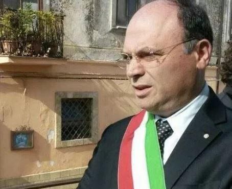 Scandale, colpi di pistola contro la casa del sindaco