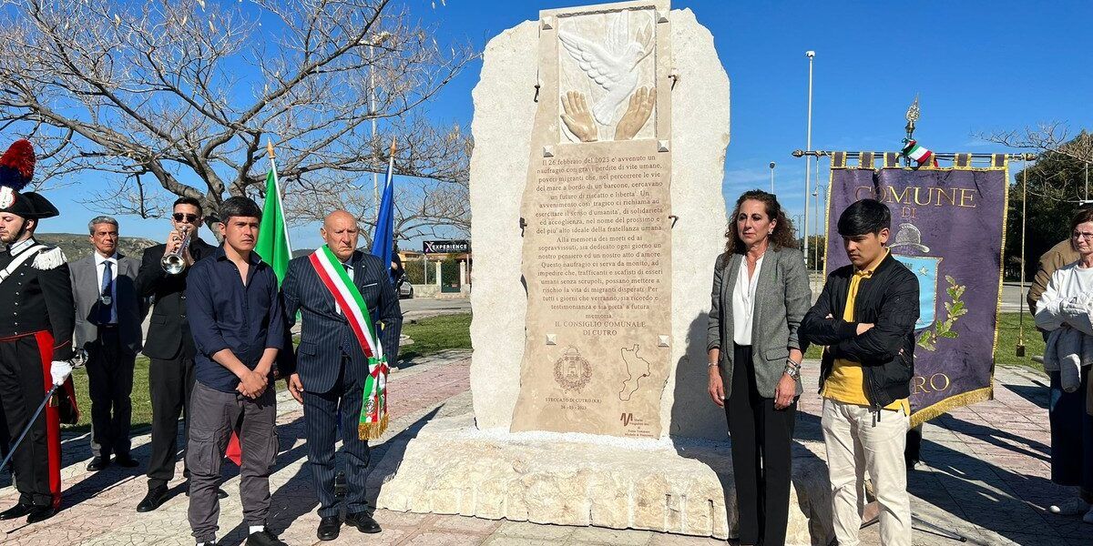 Inaugurato a Cutro il monumento per le vittime del naufragio. Stele scoperta da due sopravvissuti