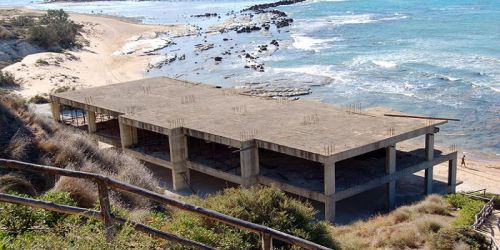 Abusivismo edilizio, la Regione commissaria 30 Comuni «per inerzia e inadempienza»