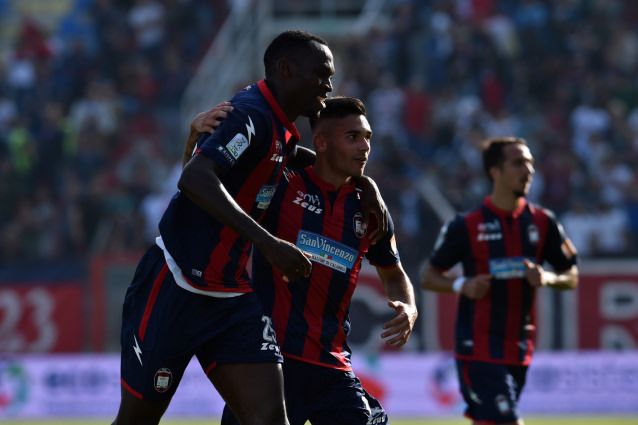 Il Crotone “aggancia” in vetta il Benevento