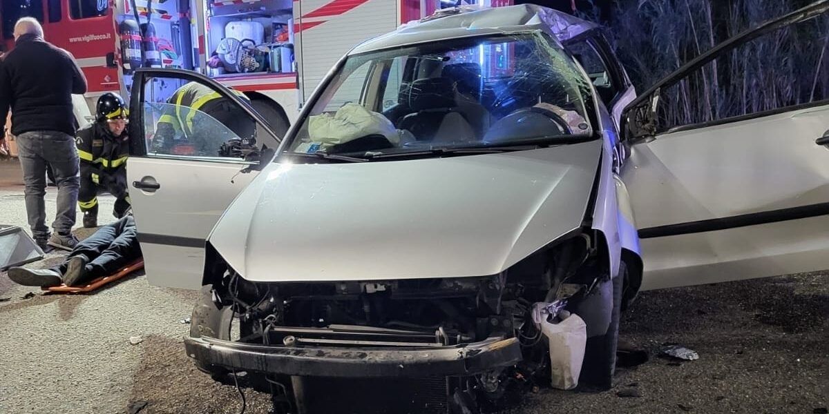 Incidente a Catanzaro, un ferito estratto dalle lamiere e trasportato in ospedale