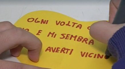 Cuori gialli con le parole di Vasco Rossi “invadono” Catanzaro. E il rocker sui social apprezza l’iniziativa