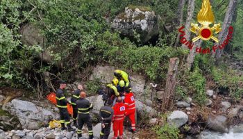 Giovane ferito bloccato in una zona impervia nel Crotonese : i vigili del fuoco lo salvano con l’elicottero – VIDEO