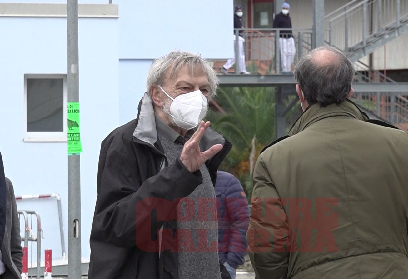 Crotone, sopralluogo di Gino Strada all'ospedale da campo – VIDEO