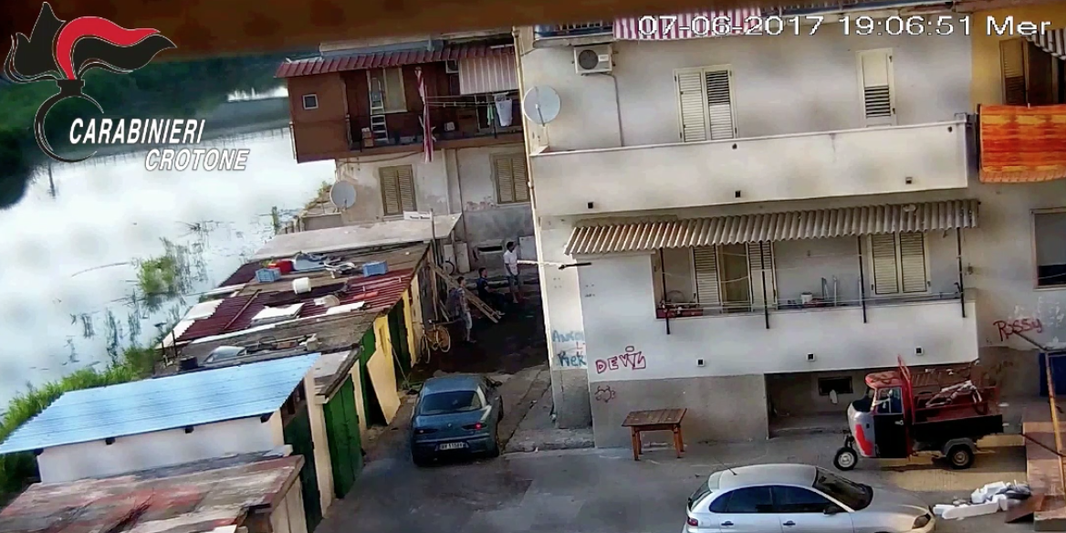 «Ringrazia Dio se ti faccio uscire vivo». I controlli a “Fondo Gesù” e l’imboscata alla volante