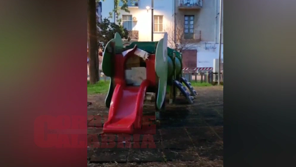 Lamezia, parco giochi per bambini trasformato in dormitorio per immigrati – VIDEO