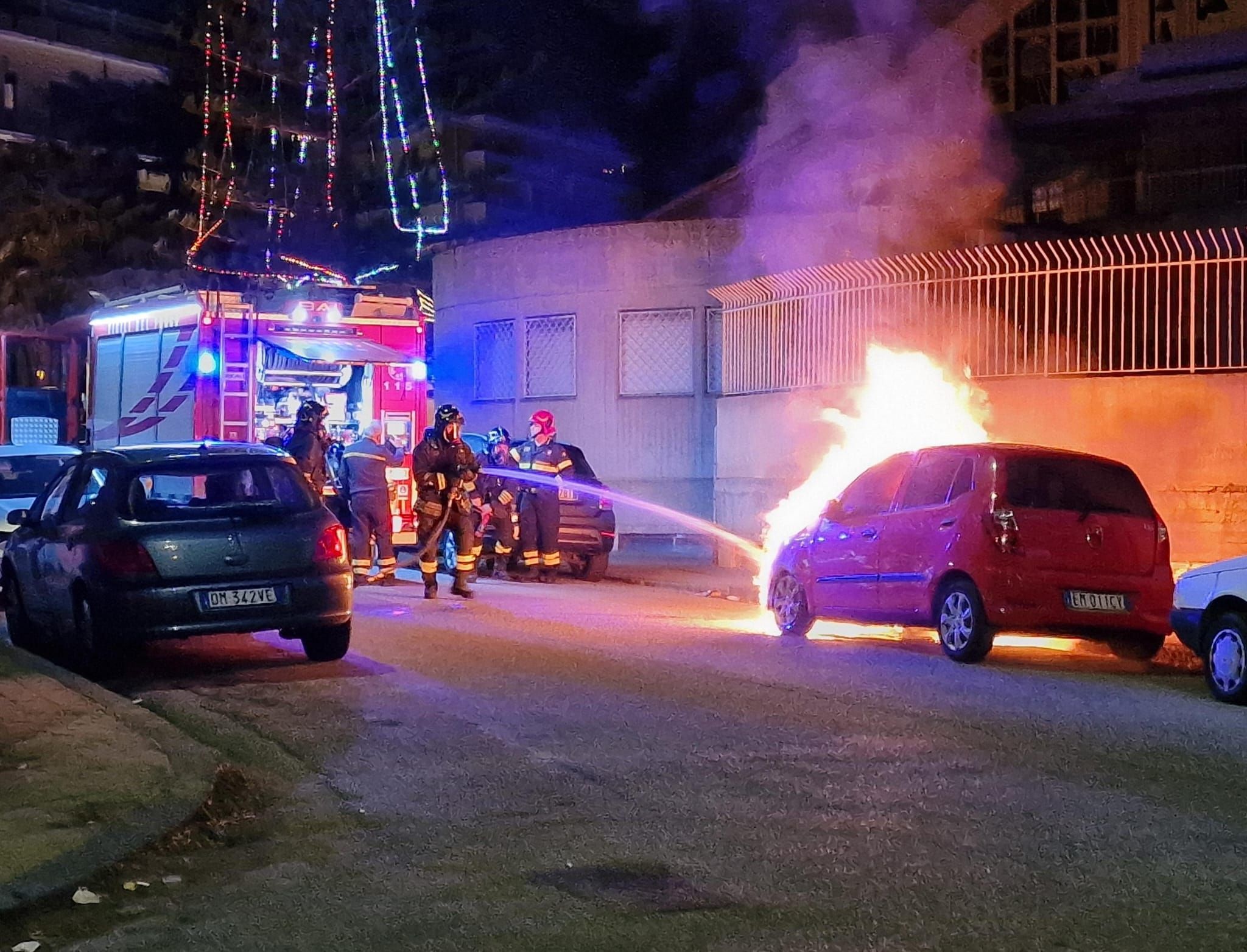 Reggio Calabria, a fuoco un’auto a Gebbione
