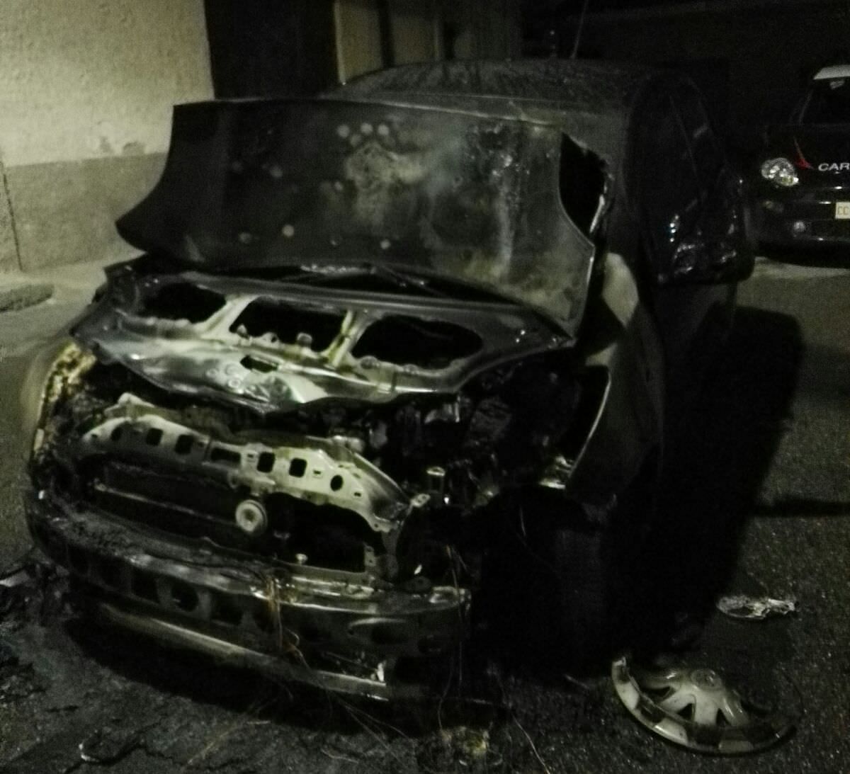 Cariati, in fiamme l’auto di un’insegnante