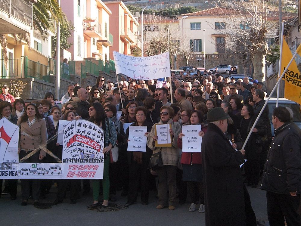 Scilla scende in piazza contro la ricoversione dell`ospedale