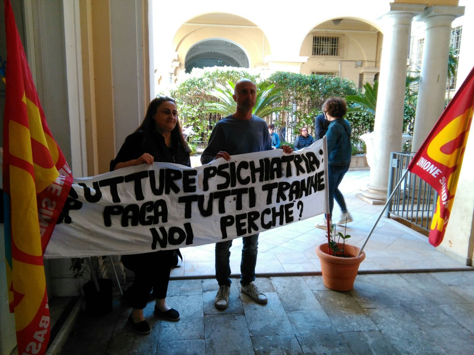 Un anno di stipendi arretrati, lavoratori occupano la sede dell'Asp di Reggio