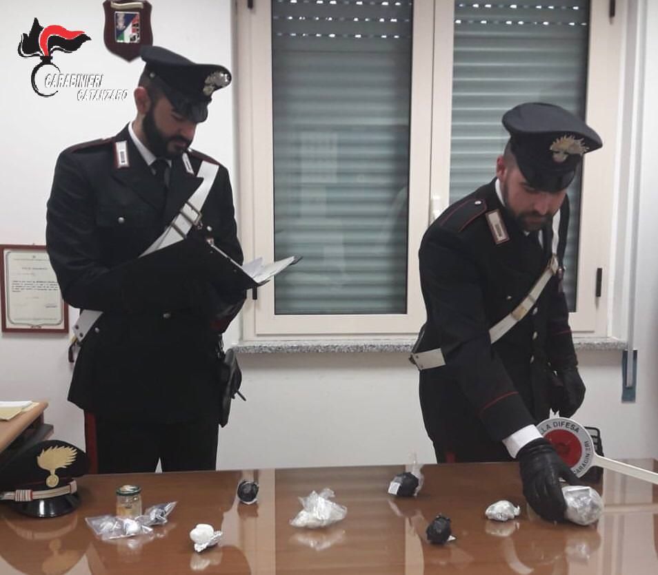 "Hero" scopre uno spacciatore, finisce ai domiciliari