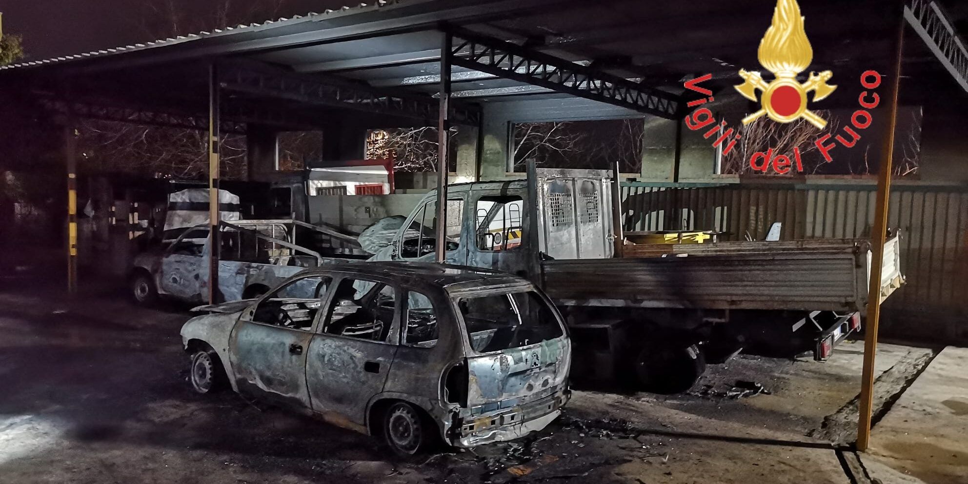 In fiamme 5 automezzi di una ditta edile nel catanzarese, non si esclude la matrice dolosa – VIDEO