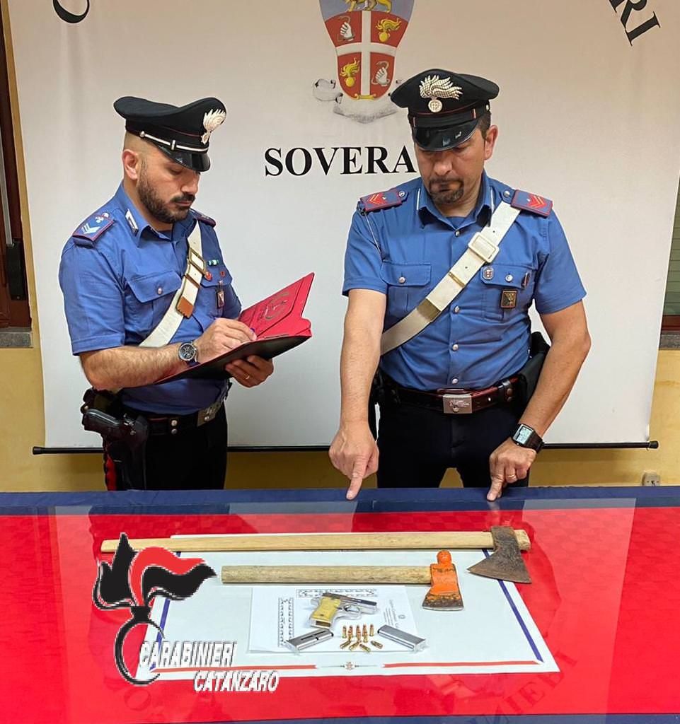 Minaccia di morte i vicini di casa con due accette, arrestato