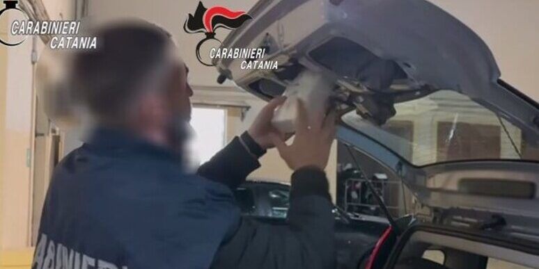 Coppia di corrieri calabresi arrestata a Catania. In auto con 4 kg di cocaina – VIDEO