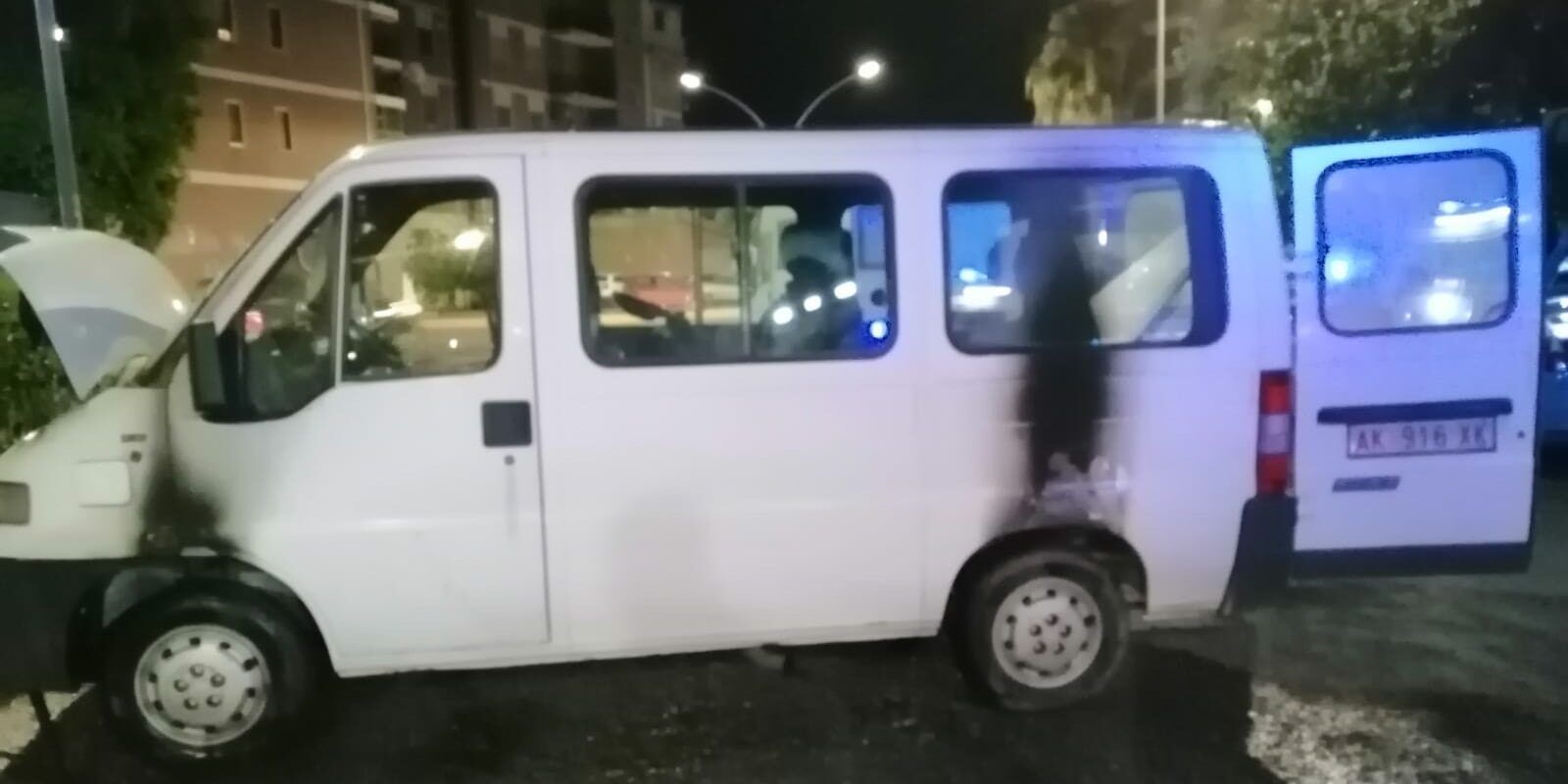 Un’altra notte di fuoco, a Corigliano Rossano continua a colpire la banda del cerino: furgone in fiamme