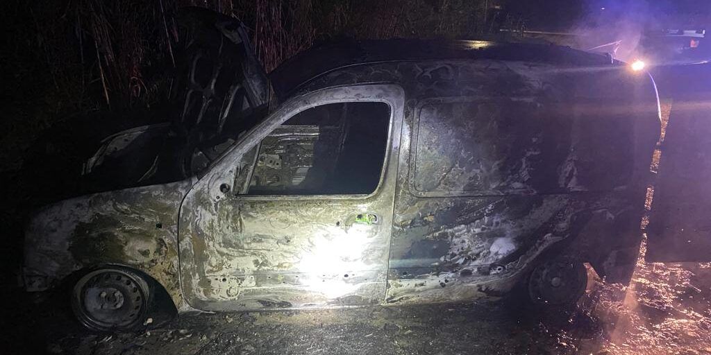 Corigliano Rossano, furgone incendiato e colpito da una scarica di proiettili