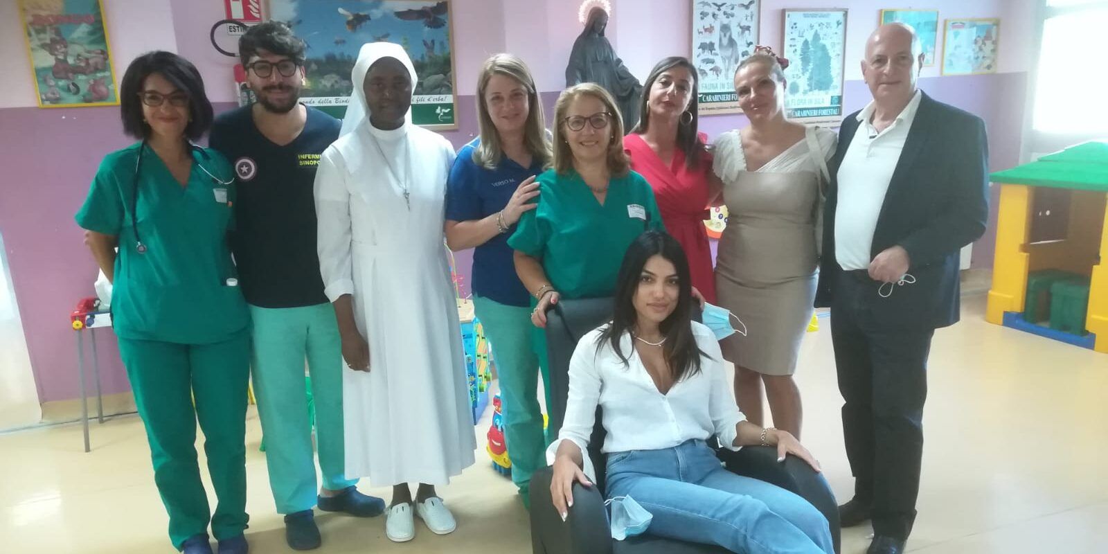 Lamezia, donate cinque poltrone per le mamme che vegliano i loro bimbi in Pediatria